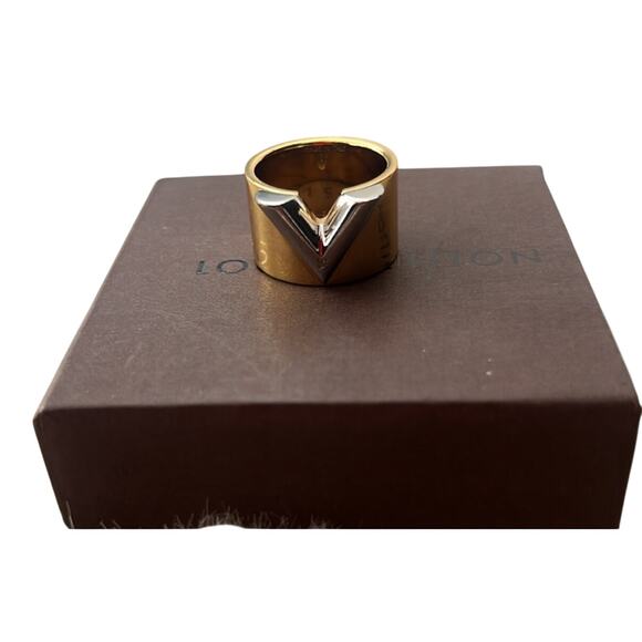 Louis Vuitton Bague Essential V Gold Tone Ring SZ 7 - Picture 1 of 5